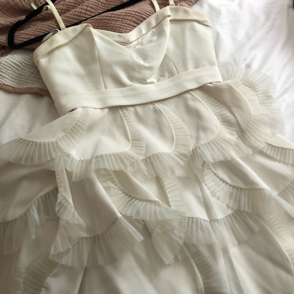 Gorgeous white scalloped detail BCBG dress size 8